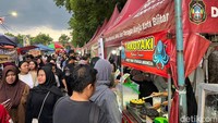 Pantauan detikjatim, Bazar Takjil Ramadan yang digelar Pemkot Blitar mulai hari ini. Ratusan pedagang telah mempersiapkan dagangan sejak pukul 15.00 WIB.