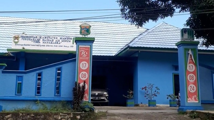 Kantor PDAM Tirta Manakarra di Kabupaten Mamuju, Sulawesi Barat (Sulbra).