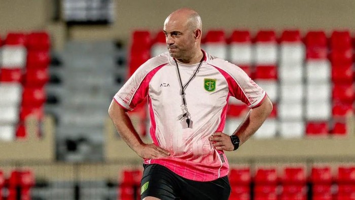 Pelatih Persebaya, Bernardo Tavares akan menghadapi mantan timnya PSM Makassar dalam lanjutan Super League 2025/2026 di Stadion Gelora Bung Tomo (GBT)