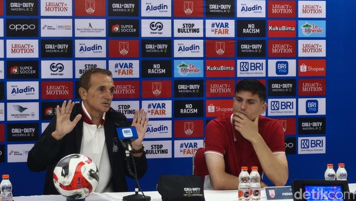 Suporter meneriakan Milo Out usai laga, saat pertandingan berakhir imbang 1-1.