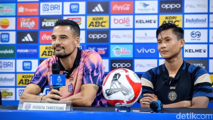 Pelatih Persita Tangerang Carlos Pena