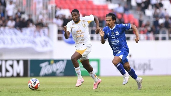 Pemain anyar PSIS, Thaufan Hidayat saat lawan Persela.