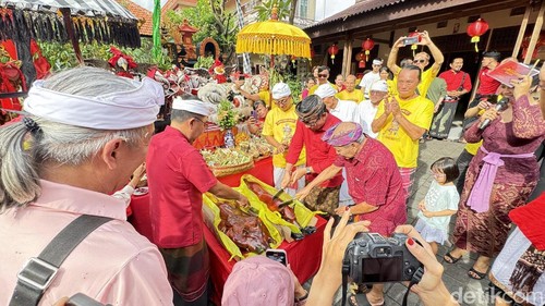 Pembukaan Festival Harmoni Imlek 2026 dengan parade dan ritual dari Klenteng Sing Bie hingga Pelataran Pasar Badung, Denpasar, Bali, Sabtu (21/2/2026). (Foto: Maria Christabel DK/detikBali)