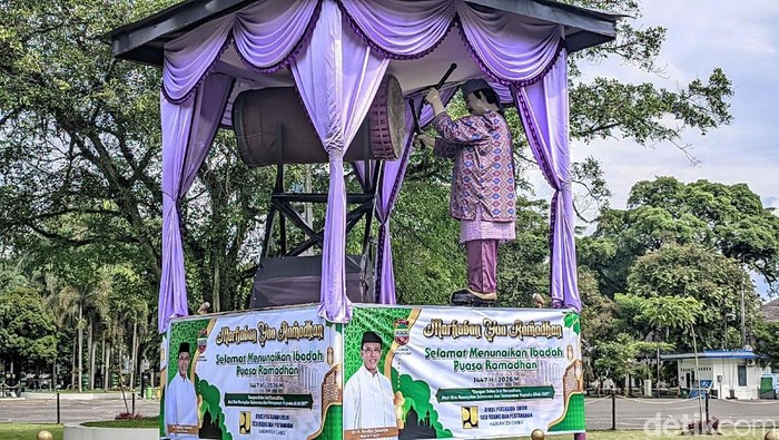 Penampakan boneka Haji Geyot yang kembali hadir di Alun-alun Ciamis saat Ramadan 2026.