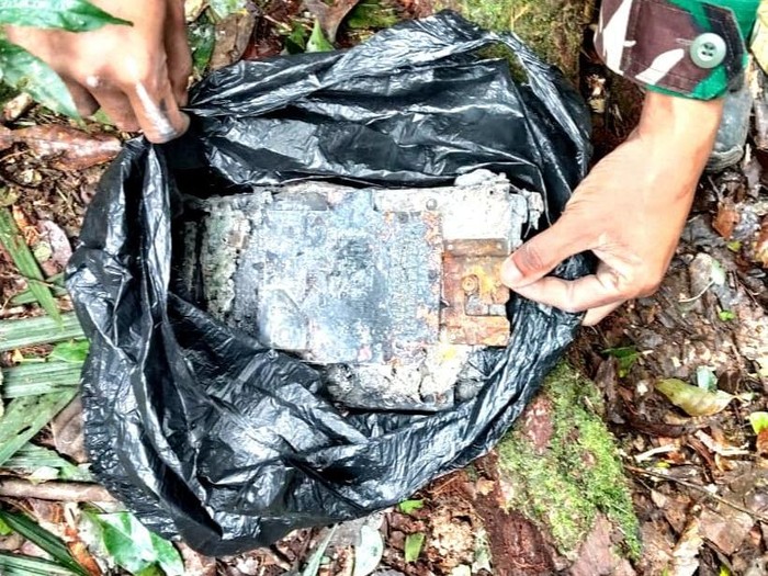 Perangkat Garmin yang ditemukan pada panel kokpit pesawat yang hangus terbakar. (dok Koramil 0911-06/Krayan)