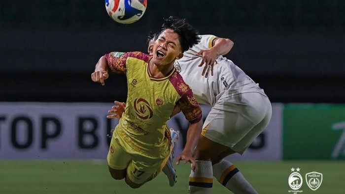Perebutan bola antara pemain Sriwijaya FC dengan Persikad.