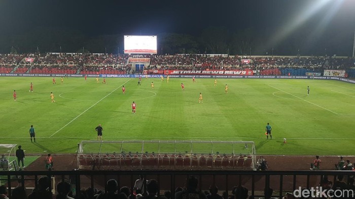 Pertandingan Persijap Jepara melawan Persebaya Surabaya di Stadion Gelora Bumi Karini Jepara, Sabtu (21/2/2026).
