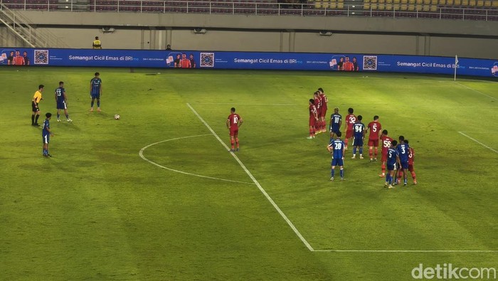 Persis Solo unggul 1-0 pada babak pertama saat melawan PSBS Biak. Gol dicetak Dimitri Lima pada menit ke-30.