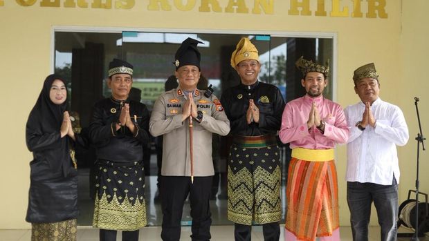 Personel Polres Rokan Hilir juga memakai tanjak di kepala, Jumat (20/2/2026).