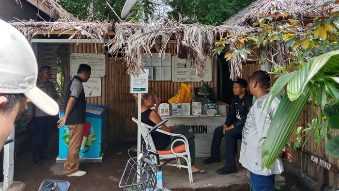 Polisi dan Imigrasi Lombok Timur memeriksa warga negara Selandia Baru yang ngamuk di musala Gili Trawangan saat warga tadarusan, Sabtu (21/2/2026). (Foto: Dok Polres Lombok Utara)