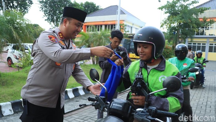 Polisi Gresik saat membagikan takjil
