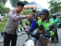 Dikira Razia, Warga Gresik Senyum Semringah Dapat Takjil dari Polisi