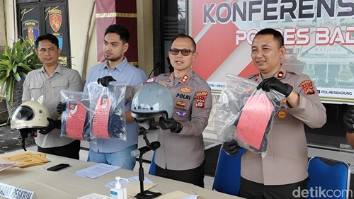 Polisi saat memberikan keterangan salah satu kasus menonjol di Polres Badung, yakni jambret di Kerobokan, Kuta Utara, Sabtu (21/2/2026). (Agus Eka/detikBali)