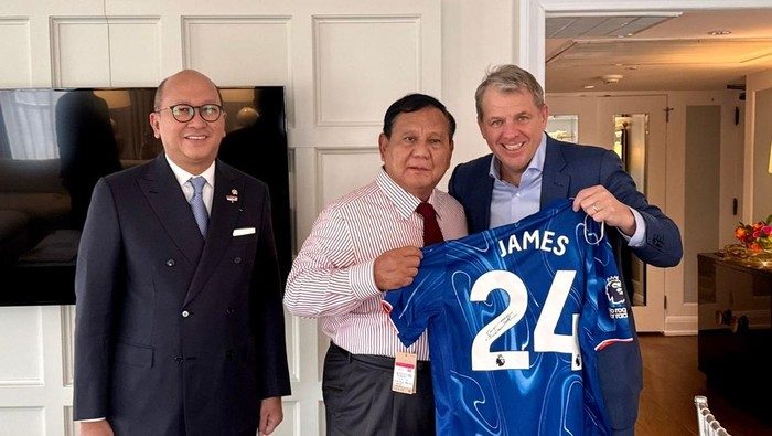 Presiden Prabowo Subianto menerima 12 pengusaha Amerika Serikat (AS) dalam pertemuan yang berlangsung di Washington DC. Salah satu momen dalam pertemuan tersebut, Prabowo mendapat jersey klub sepakbola Liga Inggris Chelsea dari sang pemilik club.