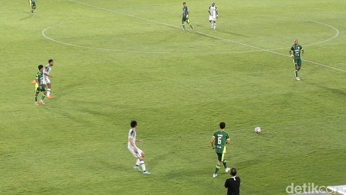 Babak pertama laga PSS Sleman vs Persipura Jayapura berakhir 1-0 untuk keunggulan PSS Sleman. Skor 1-0 menutup babak pertama.

