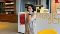 Gelar Master of Science yang disandang Rachel Amanda Aurora sah dan lengkap. Rachel Amanda mengunggah momen dirinya kembali ke Amsterdam setelah dua tahun lulus untuk mengambil ijazah. Foto: Instagram @auroramanda95