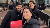 Amanda semringah banget menunjukkan ijazah masternya. Amanda lulus pada 30 Agustus 2024 dari University of Amsterdam. Bismillah, semoga ilmunya berkah. Tugasku adalah berusaha pay it forward atas kesempatan yang sudah ku dapat. Seluas-luasnya, semampunya. Jika dalam prosesnya ada yang luput, mohon ingatkan. Foto: Instagram @auroramanda95