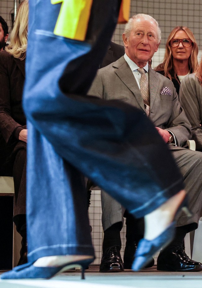 Sungguh spesial ia berada di sini bersama kami, kata Tolu seperti dikutip CNN Style. Pada 2018, ketika hendak mendirikan labelnya, ia sempat menerima bantuan pelatihan dari Princes Trust, badan amal besutan Raja. Bakat Tolu semakin terasah dan mendapat pengakuan sampai akhirnya menjadi finalis kompetisi mode bergengsi LVMH Prize 2025. (Foto: Richard Pohle/Pool via REUTERS)