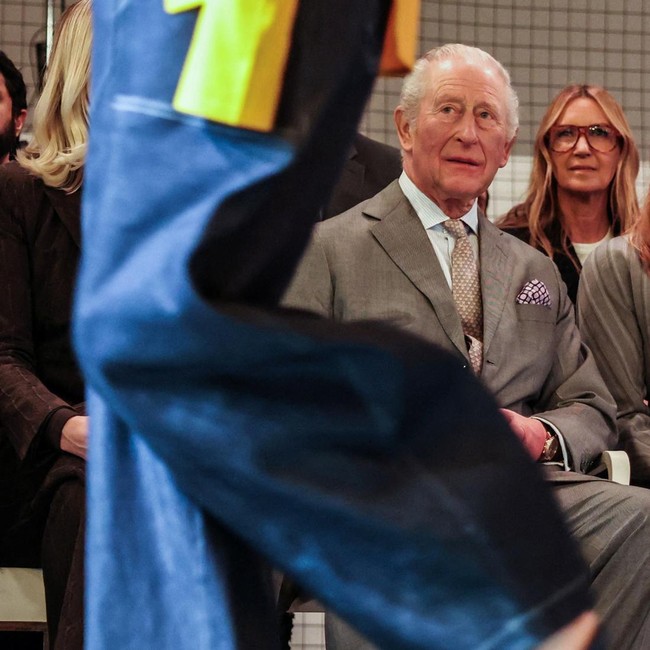 Momen Raja Charles Hadiri London Fashion Week Setelah Andrew Ditangkap