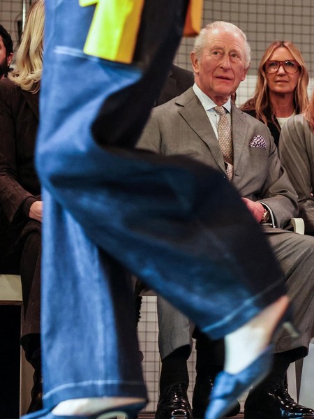 Momen Raja Charles Hadiri London Fashion Week Setelah Andrew Ditangkap