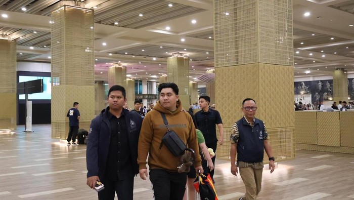 Rifaldo Aquino Pontoh memakai sweater warna cokelat saat ditangkap di Bali, Sabtu (26/2/2026).