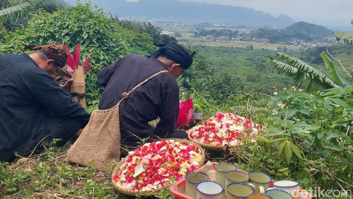 Ritual tabur bunga dalam peringatan Hari Peduli Sampah Nasional