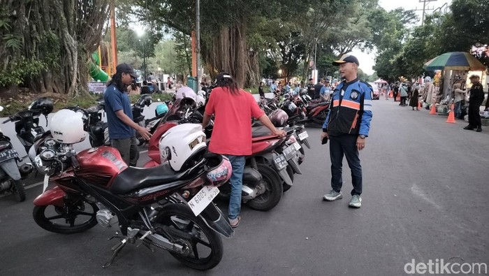 Ruas Jalan Merdeka Selatan Kota Malang di uji coba tampung PKL dan parkir motor