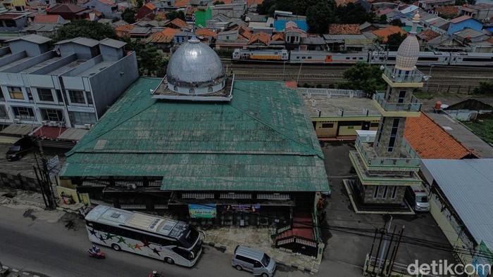 Umat muslim melakukan salat zuhur berjamaah di Masjid Jami An-Nur, Bekasi, Sabtu (21/2/2026). Masjid ini tercatat telah berusia lebih dari satu abad ditandai dengan adanya monumen atau menara di sisi masjid.