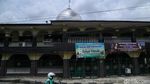 Salat di Masjid Berusia Satu Abad di Bekasi