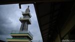 Salat di Masjid Berusia Satu Abad di Bekasi