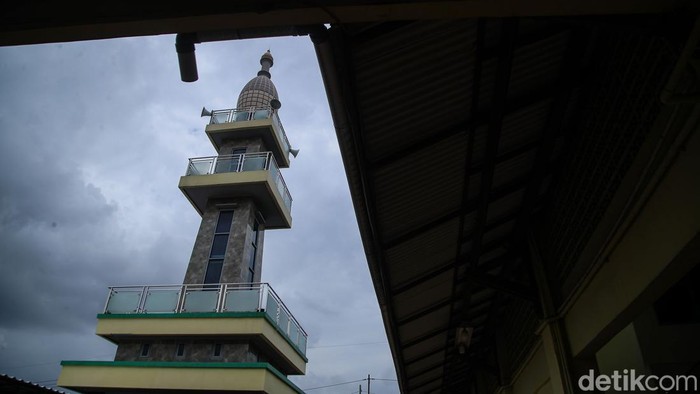 Umat muslim melakukan salat zuhur berjamaah di Masjid Jami An-Nur, Bekasi, Sabtu (21/2/2026). Masjid ini tercatat telah berusia lebih dari satu abad ditandai dengan adanya monumen atau menara di sisi masjid.
