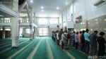 Salat di Masjid Berusia Satu Abad di Bekasi
