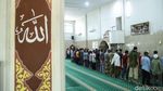 Salat di Masjid Berusia Satu Abad di Bekasi