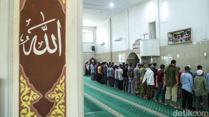 Umat muslim melakukan salat zuhur berjamaah di Masjid Jami An-Nur, Bekasi, Sabtu (21/2/2026). Masjid ini tercatat telah berusia lebih dari satu abad ditandai dengan adanya monumen atau menara di sisi masjid.