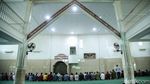 Salat di Masjid Berusia Satu Abad di Bekasi