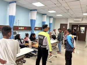 Pikap Angkut 13 Orang ke Labuan Bajo Terguling, Korban Luka-luka