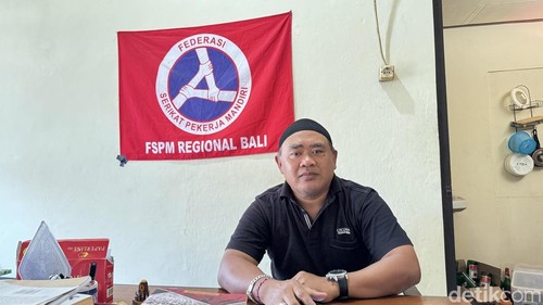 Sekretaris FSPM Bali Ida Idewa Made Rai Budi Darsana ketika ditemui tim detikBali bersama anggota FSPM Bali lainnya di Kantor FSPM Bali, (20/2/2026). Maria Christabel DK