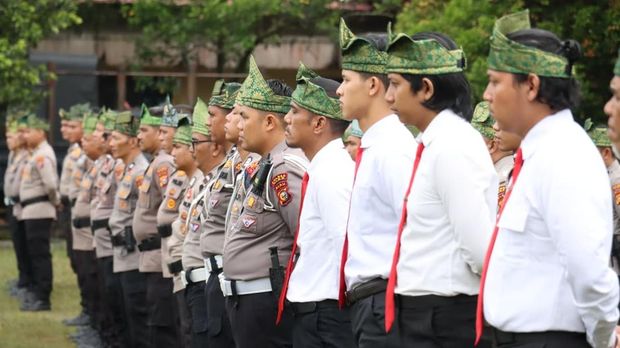 Seluruh personel Polri di Riau wajib memakai tanjak setiap hari Jumat. Kebijakan Kapolda Riau Irjen Pol Herry Heryawan ini resmi diluncurkan pada Jumat (20/2/2026).