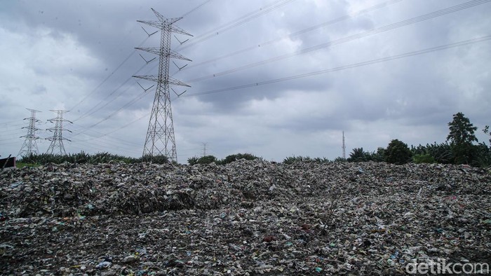 Pekerja beraktivitas memasang pagar pembatas di area yang sebelumnya menjadi Tempat Pembuangan Sampah (TPS) ilegal di Bekasi, Sabtu (21/2/2026).
TPS ilegal yang berada di belakang deretan ruko tak jauh dari Taman Kebalen itu sebelumnya digunakan warga sebagai titik pembuangan sampah rumah tangga.