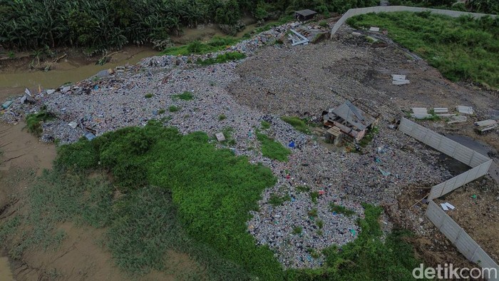 Pekerja beraktivitas memasang pagar pembatas di area yang sebelumnya menjadi Tempat Pembuangan Sampah (TPS) ilegal di Bekasi, Sabtu (21/2/2026).
TPS ilegal yang berada di belakang deretan ruko tak jauh dari Taman Kebalen itu sebelumnya digunakan warga sebagai titik pembuangan sampah rumah tangga.
