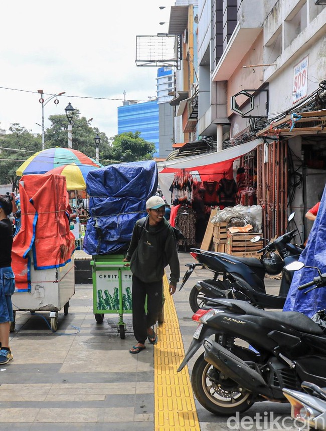 Sepekan Ditertibkan, Trotoar Glodok Kembali Dipenuhi PKL dan Motor