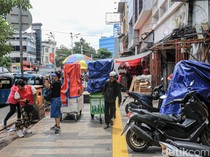 Sepekan Ditertibkan, Trotoar Glodok Kembali Dipenuhi PKL dan Motor
