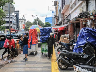 Sepekan Ditertibkan, Trotoar Glodok Kembali Dipenuhi PKL dan Motor