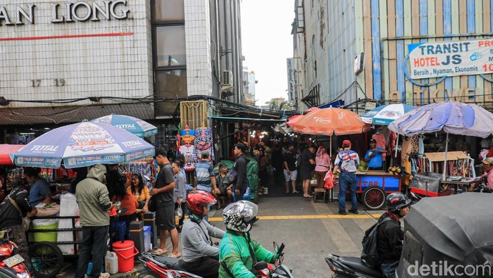 Pedagang kaki lima dan sepeda motor kembali memenuhi trotoar kawasan Pecinan Glodok, Jakarta Barat, Sabtu (21/2/2026). Lapak pedagang dan parkiran motor tampak berjajar di sepanjang badan trotoar yang sebelumnya telah ditertibkan oleh petugas.