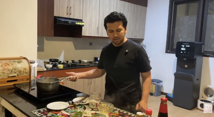 So Sweet! Emil Dardak Masak Sahur untuk Arumi Bachsin yang Ultah