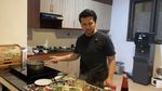 So Sweet! Emil Dardak Masak Sahur untuk Arumi Bachsin yang Ultah