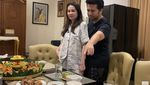 So Sweet! Emil Dardak Masak Sahur untuk Arumi Bachsin yang Ultah