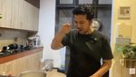 So Sweet! Emil Dardak Masak Sahur untuk Arumi Bachsin yang Ultah