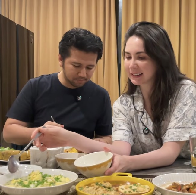 So Sweet! Emil Dardak Masak Sahur untuk Arumi Bachsin yang Ultah