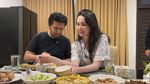 So Sweet! Emil Dardak Masak Sahur untuk Arumi Bachsin yang Ultah